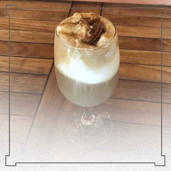 Bebidas frias con alcohol y café